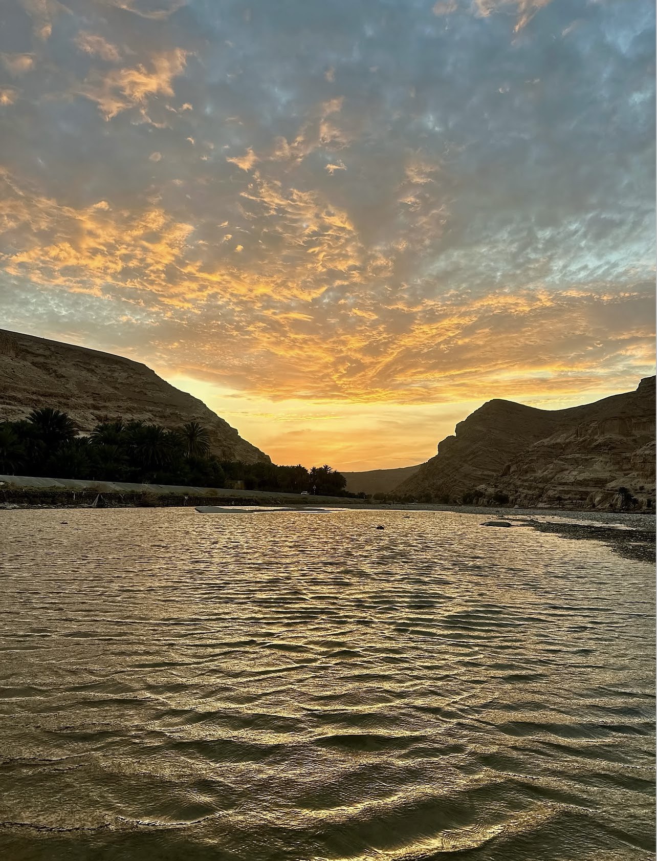مياه الوادي عند الغروب