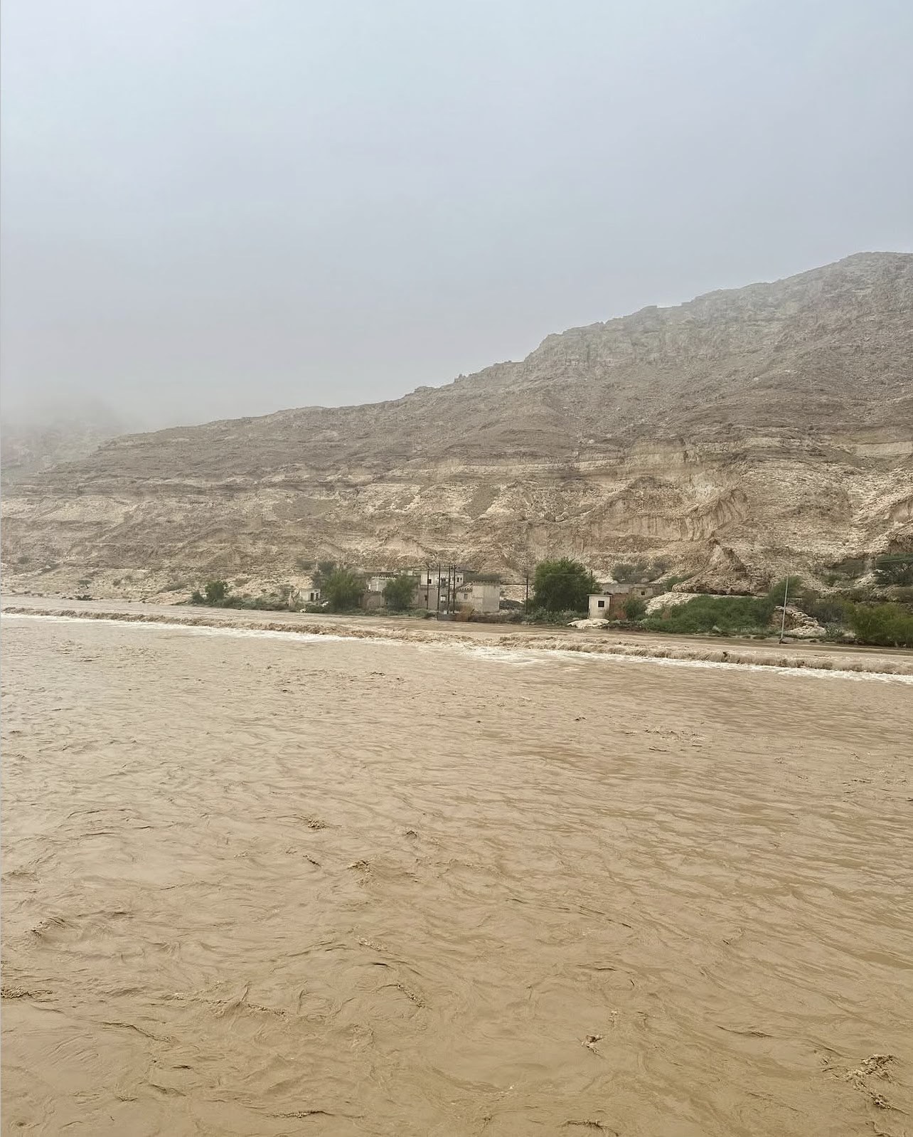 مياه الأمطار بين الجبال