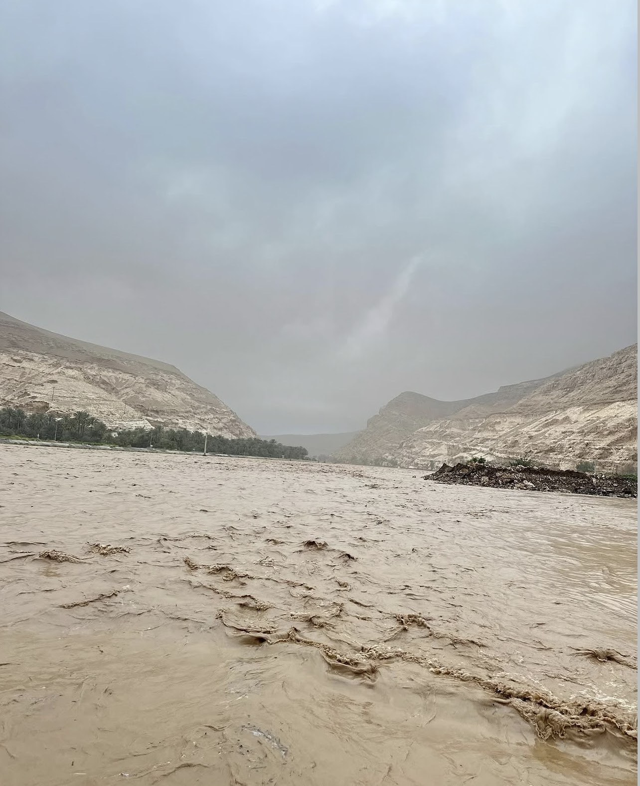 سيل الوادي بين الجبال