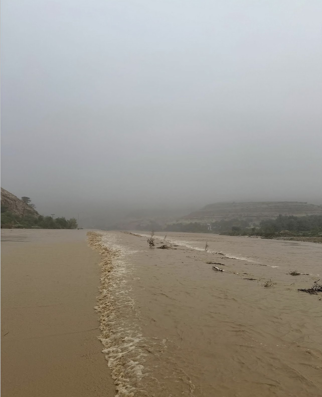 طريق غمرته مياه الأمطار