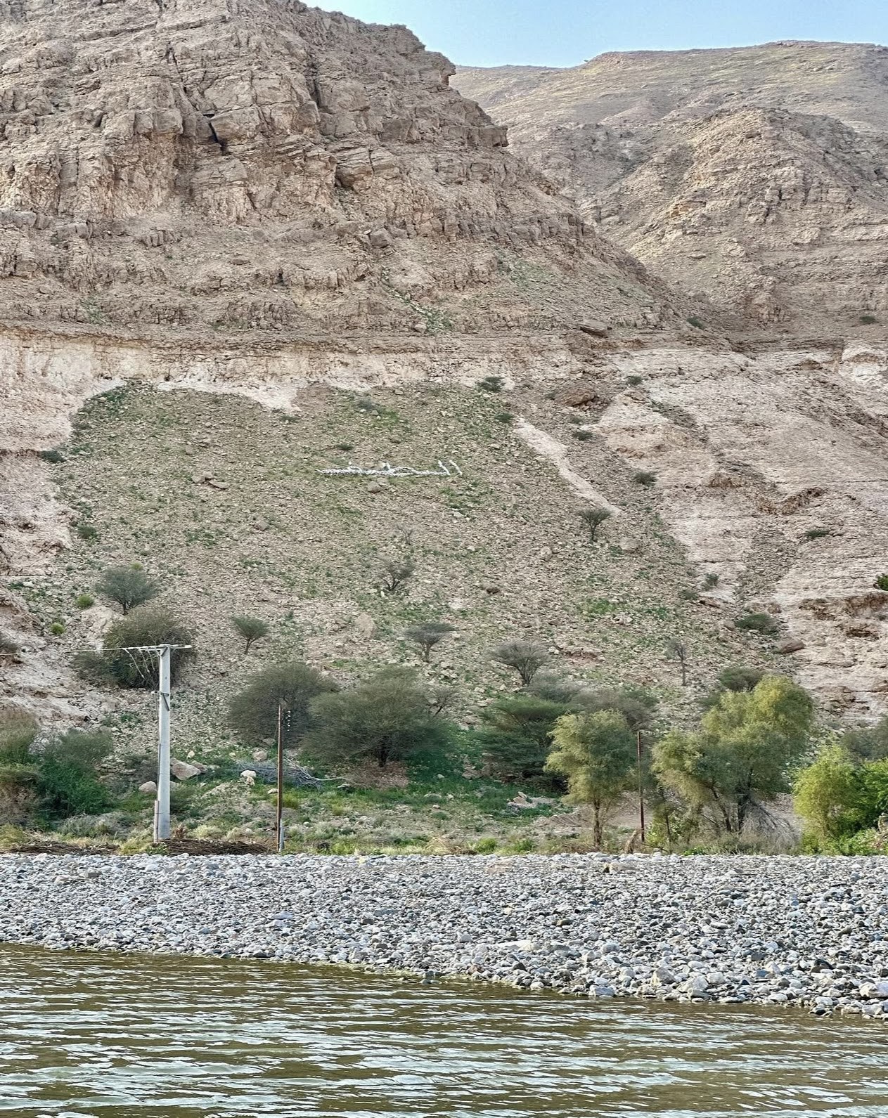 أثر المطر بين الصخور