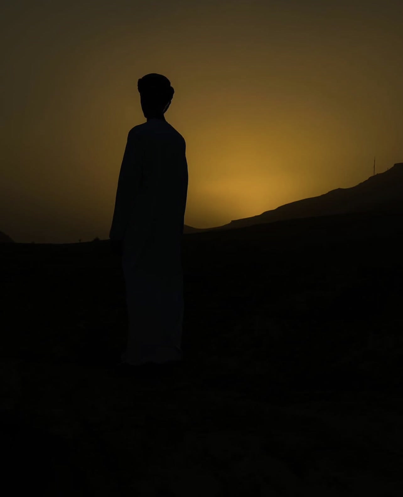 شخص يتأمل الجبل عند الغروب في الطف